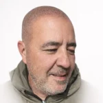 Hombre calvo con tatuaje capilar