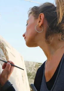 Esther Castells pintando