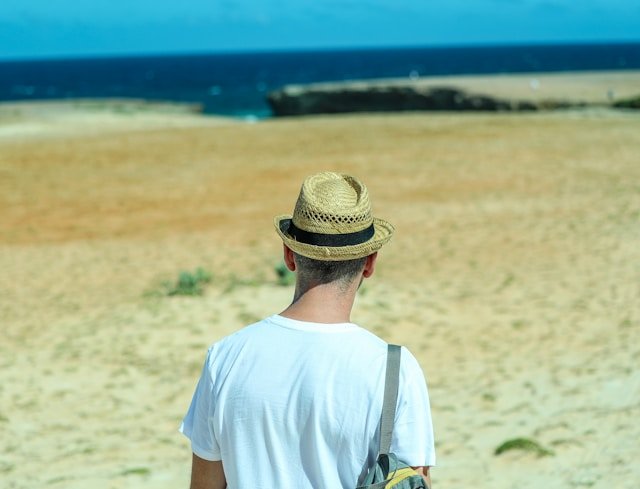 Hombre protegido del sol